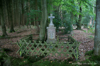 Gedenkstein mit Kreuz bei der Wüstung Reinartzhof, Hohes Venn