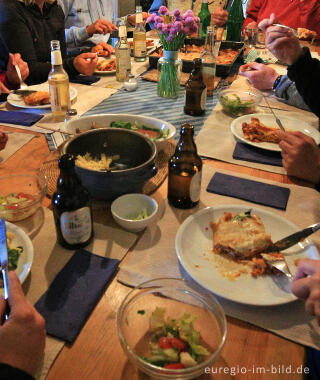 Gemeinsame Mahlzeit in einer Wanderreitstation in der Südeifel