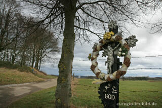 Geschmücktes Wegekreuz in Südlimburg