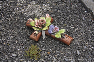 Grabschmuck auf dem Friedhof der  Kirche Saint-Jacques le Majeur, Clermont-sur Berwinne