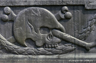 Grabstein auf dem Friedhof der St. Hubertus-Kapelle von Weweler, Detail