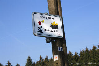 Hinweisschild "Späte Mahd - Schutzzone" an der Buschhausstraße, Eynatterheide, Belgien