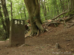 Historischer Landgraben mit altem Grenzstein, Grenzkunstroute021-fragil