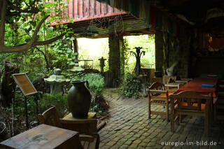  "Hortus Dialogus", die Schädelterrasse beim Wohnhaus