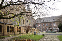 Innenhof der Abtei Rolduc mit Abteikirche und Kreuzgang, Kerkrade