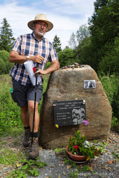 Klaus-Dieter Klauser vom ZVS beim Gedenkstein für Didier Comes