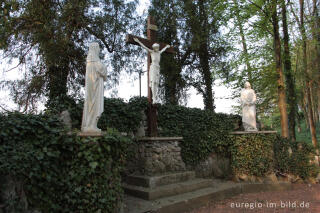 Kreuzigungsgruppe auf dem Kalvarienberg beim Marienheim, Raeren, B.