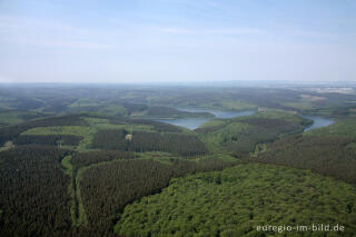 Luftaufnahme der Wehebach-Talsperre mit Umgebung