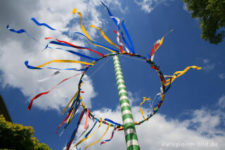 Maibaum auf dem Abteiplatz in Aachen-Burtscheid