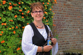 Marga Meijers mit Gagelbier, Schurenhof