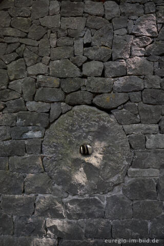 Mauer und Mühlstein aus Basalt, Museumslay, Menndig