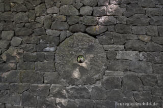 Mauer und Mühlstein aus Basalt, Museumslay, Menndig