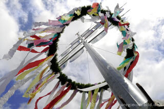 Mit bunten Bändern geschmückter Maibaum in Effeld (Kreis Heinsberg)