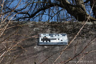 Mosaik auf der Panzermauer des Westwalls beim Schneeberg