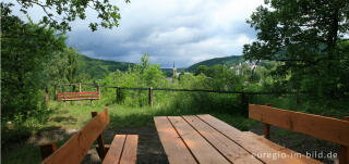 Rastplatz mit Blick auf Einruhr, Eifelsteig