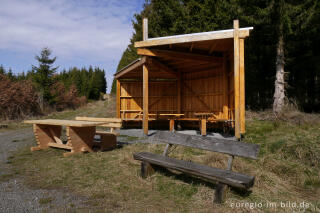 Schutzhütte mit Picknick-Platz. Narzissen-Wanderun bei Monschau-Höfen