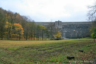 Staumauer der Dreilägerbachtalsperre