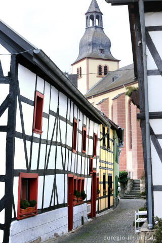 Teichstraße mit St. Clemens im Hintergrund, Heimbach