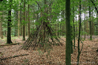 Tipi aus Zweigen, Grenzkunstroute011 beim Grenzübergang Aachen-Köpfchen