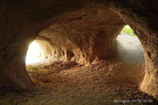 Trass, Brohltal, Vulkaneifel, Trasshöhlen, vulkanisch, Höhlen, Höhlen- und Schluchtensteig, Wanderwege, Brohl,