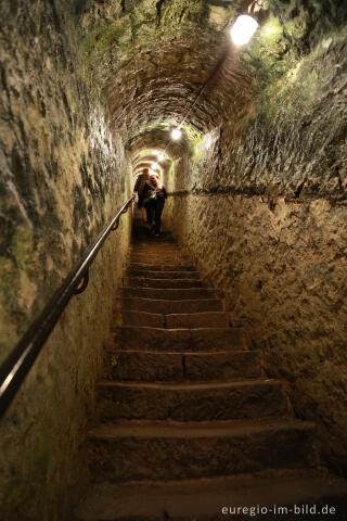 Treppe hinunter in den Lavakeller der Stadt Mendig (Vulkaneifel)