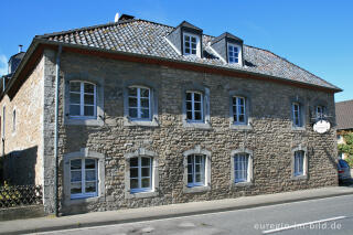 typisches Bruchsteinhaus, Vennstraße, Venwegen, Nordeifel 