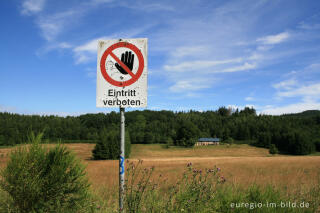 Verbotsschild im ehemaligen Militärgelände, Nationalpark Eifel