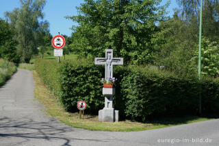 Wegkreuz mit Schildern in Rott, Gemeinde Roetgen