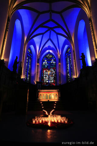 Weihnachtliche Beleuchtung in der Pfarrkirche St. Matthias, Reifferscheid, Gemeinde Hellenthal