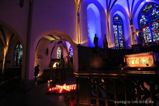 Weihnachtliche Beleuchtung in der Pfarrkirche St. Matthias, Reifferscheid, Gemeinde Hellenthal