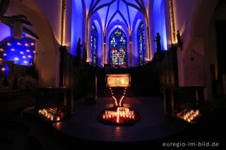 Weihnachtliche Beleuchtung in der Pfarrkirche St. Matthias, Reifferscheid, Gemeinde Hellenthal