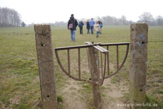 Wiesenweg mit Drehkreuz in der Nähe von Lontzen-Busch, Belgien